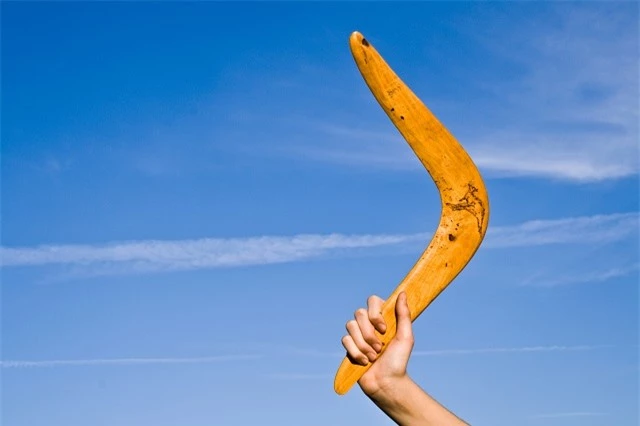Boomerang là thứ vũ khí độc đáo có hình chữ V. Loại vũ khí này do thổ dân châu Úc chế tạo và sử dụng. Tuy nó thô sơ nhưng hiệu quả rất cao. Khi được phóng đi nó có thể tạo ra trong không khí những đường đi rất phức tạp và nếu không trúng đích, nó sẽ quay trở lại chân người ném. Boomerang từng làm cho các nhà khoa học phải kinh ngạc vì tính năng của nó.