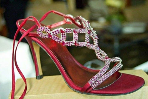 6. Stuart Weitzman Wizard of Oz Ruby Stilettos (giá: 1,6 triệu USD).