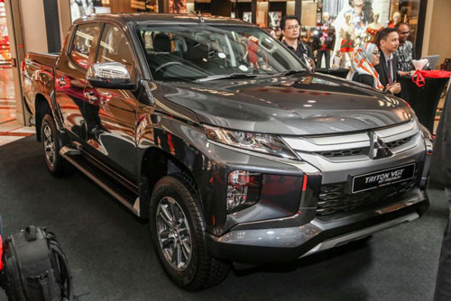 Mitsubishi Triton VGT MT Premium mới được nâng cấp hiện đại hơn