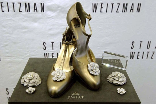 =8. Stuart Weitzman Retro Rose Pumps (giá: 1 triệu USD).