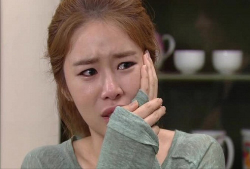 Tôi bị chồng tát "nổ đom đóm mắt " trong lễ ăn hỏi em chồng khi nhìn lên bàn thờ gia tiên