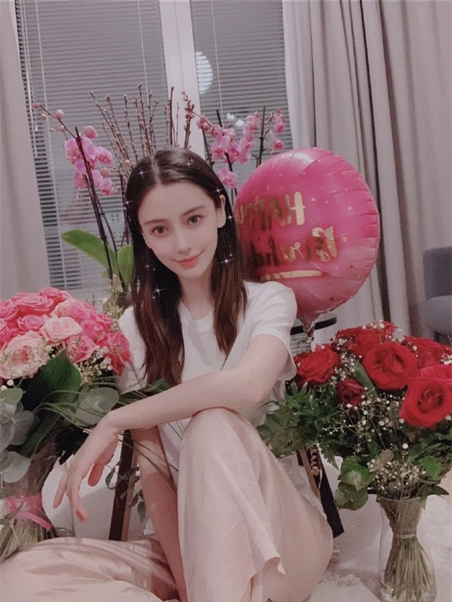 Angelababy rạng rỡ đón sinh nhật tuổi 31, Huỳnh Hiểu Minh vẫn vắng mặt - Ảnh 2.