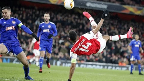 Aubameyang lập siêu phẩm, nhưng cũng có pha bỏ lỡ khó tin khiến Arsenal bị loại