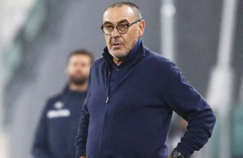 HLV Sarri tiết lộ không biết làm cách nào để các cầu thủ Juve (áo sẫm) hiểu triết lý bóng đá của ông