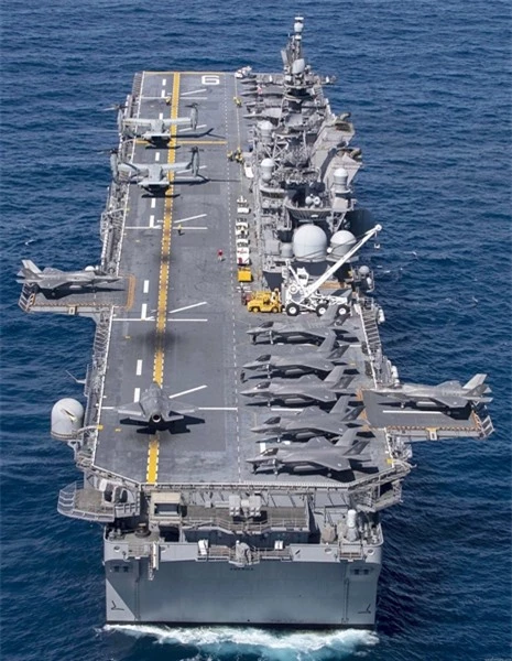 Các quan chức hải quân Mỹ cho biết thêm, nội dung chủ yếu trong phương án sửa chữa thiết kế tàu đổ bộ tấn công LHD là để giảm bớt áp lực xuống mặt boong và môi trường xung quanh do khí xả ở bụng máy bay tăng mạnh khi cất, hạ cánh tạo nên.