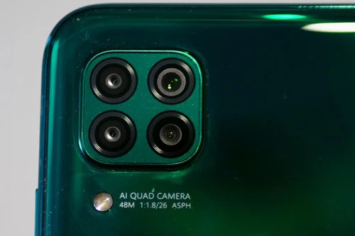 P40 Lite có 4 camera sau. Cảm biến chính 48 MP, khẩu độ f/1.8 cho khả năng lấy nét theo pha. Ống kính góc siêu rộng 8 MP, f/2.4, cảm biến macro 2 MP, f/2.4 và ống kính còn lại 2 MP, f/2.4 giúp chụp ảnh xóa phông. Bộ tứ này được trang bị đèn flash LED, quay video Full HD. 