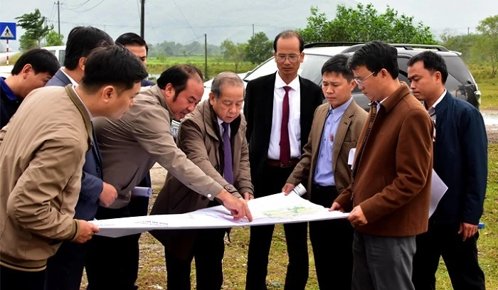 Chủ tịch UBND tỉnh Thừa Thiên Huế (thứ 5 từ phải sang) kiểm tra tiến độ các dự án tại Khu kinh tế Chân Mây - Lăng Cô