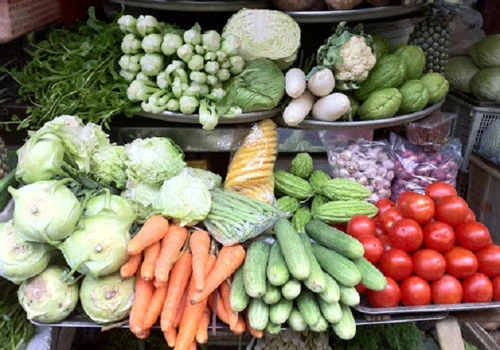 Giá rau xanh tại các chợ dân sinh vẫn neo ở mức cao dù đã gần hết tháng Giêng (Ảnh: Internet)