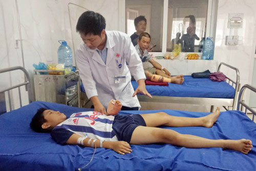 Đăk Lăk: Bé trai bị dập nát bàn tay vì sử dụng điện thoại khi đang sạc pin