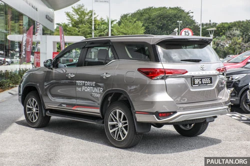 10. Toyota Fortuner (doanh số: 77.585 chiếc).