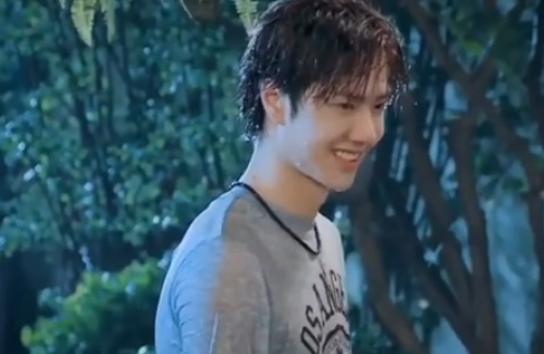 Sau Tiêu Chiến, đến lượt Vương Nhất Bác khiến fan ngỡ ngàng vì lộ nhan sắc thật khi bị nước rửa trôi lớp trang điểm