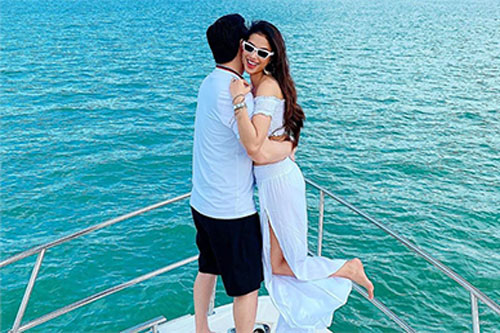 Lâu lâu lại thấy Phạm Hương khoe chồng ngày càng rõ mặt, ngày công khai đã gần kề?