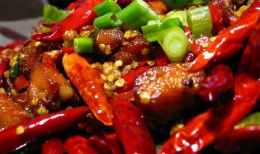 Bánh mỳ cay, cháo cay, salat cay là những món bạn nên ăn để chữa chứng đau nửa đầu. Ảnh minh họa: Internet