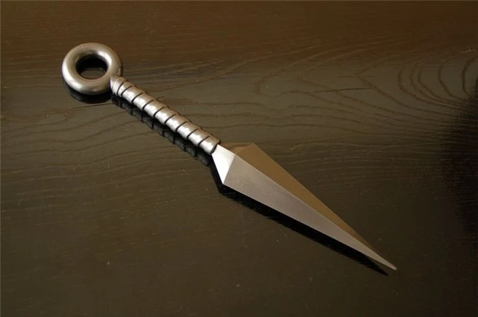 Gần giống với shuriken, kunai cũng là vũ khí dùng để phóng tiêu dành cho các đối phương từ xa.