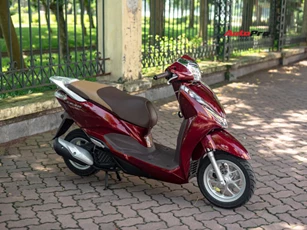 Cận cảnh Honda Lead màu đỏ nâu, giá 40,29 triệu đồng