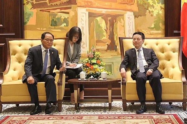 Đại sứ Hàn Quốc (bên trái) làm việc với Bộ trưởng Nguyễn Mạnh Hùng về hợp tác giữa Việt Nam và Hàn Quốc trong triển khai 5G. Nguồn ảnh: MIC