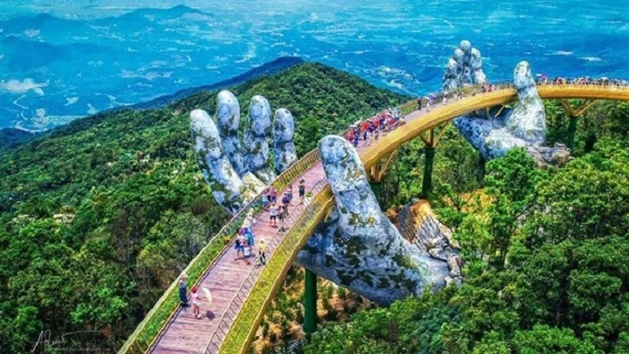 Cầu Vàng trên đỉnh Bà Nà (Đà Nẵng) là điểm du lịch thu hút khách du lịch trong và ngoài nước (Ảnh: ST)