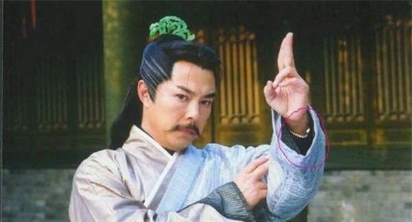 Hình ảnh nam nghệ sĩ Trương Thiết Lâm để lộ đồng hồ đeo tay khi đóng phim Ỷ thiên đồ long ký.