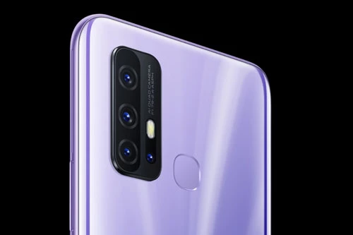 Vivo Z6 5G sở hữu 4 camera sau. Cảm biến chính 48 MP, khẩu độ f/1.8 với khả năng lấy nét theo pha. Cảm biến thứ hai 8 MP, f/2.2 cho góc rộng 112 độ. Cảm biến macro và cảm biến chiều sâu cùng có độ phân giải 2 MP, f/2.4. Bộ tứ này được trang bị đèn flash LED, quay video 4K. 