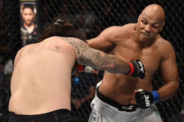 ‘Quái thú Bigfoot’ tung loạt đấm đáng sợ khiến đối thủ ngã cắm đầu