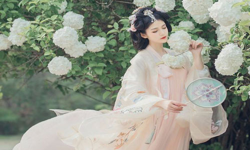 Phụ nữ sinh ngày này có số mệnh hệ phu nhân, dù bước ra đời có gặp khó khăn thì sau cùng vẫn được hưởng cuộc sống đủ đầy, dư dả