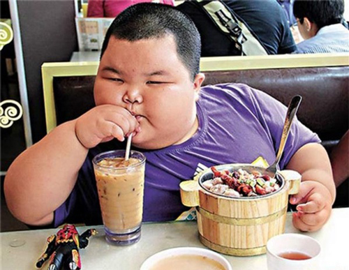 4 thực phẩm gây béo phì, cao huyết áp cho trẻ nhỏ, mẹ chớ dại cho ăn