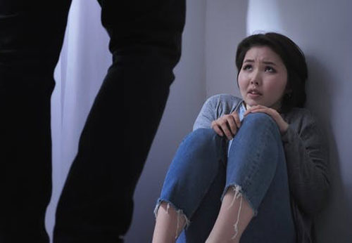 Thấy con trai đánh vợ, bố chồng tôi định lao ra ngăn cản nhưng mẹ chồng nói một câu khiến ông chần chừ rồi quay sang đóng cửa coi như không biết gì