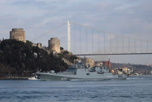 Tàu khu trục của hải quân Nga, Đô đốc Makarov ra khơi ở Bosporus trên đường đến biển Địa Trung Hải ngày 28/2. Ảnh: Reuters