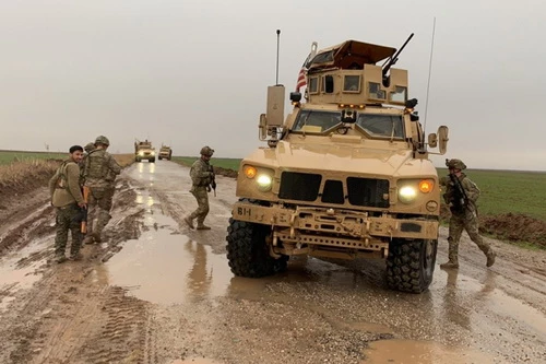 Quân đội Syria được báo cáo đã chặn đoàn xe tuần tra của binh sĩ Mỹ khi họ cố gắng tiếp cận sân bay quân sự Kamyshly. Ảnh: Al Masdar News.