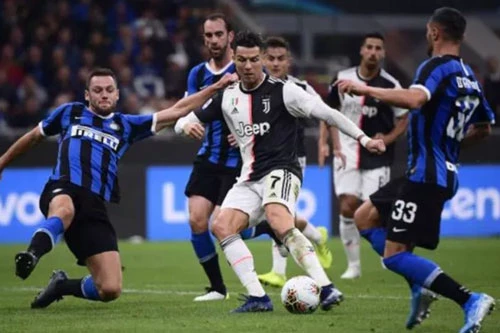 Trận Juventus - Inter Milan bị hoãn do Covid-19.