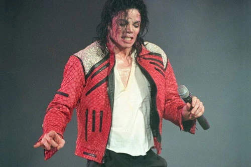 Michael Jackson qua đời tại nhà riêng năm 2009. Cái chết của ông được cho là bị ngộ độc propofol và sử dụng thuốc an thần quá liều.