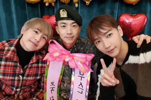 Thành viên 2PM giải thích về việc xuất ngũ sớm do dịch COVID-19 Thành viên 2PM giải thích về việc xuất ngũ sớm do dịch COVID-19