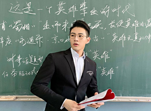 Thầy giáo cao 1m81, khí chất 'ngút trời' khiến dân mạng 'lịm tim'