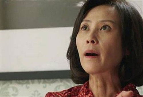 Mẹ chồng tương lai bĩu môi "nhà nghèo mà đòi với cao", đến ngày cưới, bà cúi mặt xấu hổ khi thấy mẹ tôi trao món quà "độc nhất vô nhị" cho con gái