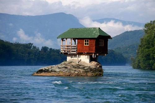 Những ngôi nhà ở vị trí 'ất ơ' tới khó hiểu