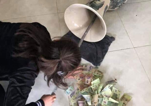 Vợ hí hửng khi 'khều' được gần 20 triệu trong bình, chồng chột dạ vì bí mật bị lộ