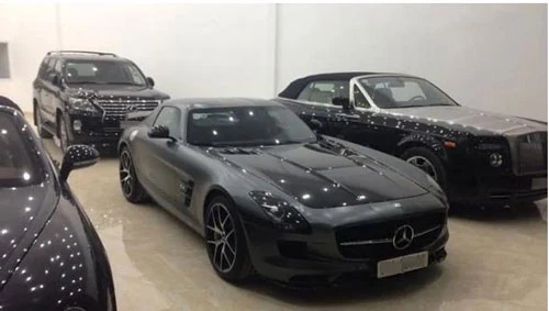 Năm 2010, gia đình nhà chồng Hà Tăng khiến giới mê siêu xe phải nể phục khi mua chiếc siêu xe Mercedes-Benz SLS AMG GT Final Edition. Đây cũng là cái tên nổi bật trong trong bộ sưu tập siêu xe của ông Johnathan Hạnh Nguyễn.