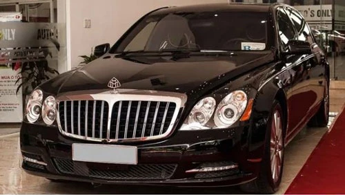 Chiếc Maybach 62S sở hữu động cơ V12 6.0L tăng áp kép, công suất 612 mã lực và mô-men xoắn cực đại 1000 Nm. Maybach 62S có vách ngăn để phân biệt đâu là người lái xe và đâu là ông chủ. Khoang hành khách ở phía sau có đủ không gian cho 3 người, trong đó có 2 chỗ ngồi trang trọng cố định và chỗ ngồi thứ 3 ở dạng console (có thể gập lại).