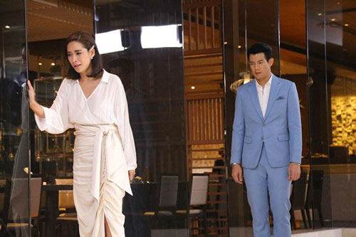 Ly hôn xong, chồng cũ gọi tôi ra quán cà phê, đưa cho tôi một chiếc thẻ ngân hàng và nói như đang trăng trối khiến tôi chết điếng