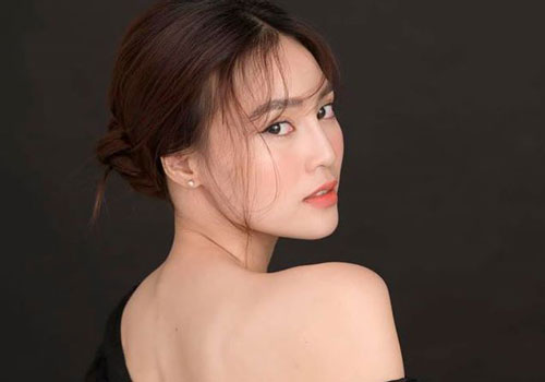 Khoe ảnh chưa photoshop vẫn đẹp lung linh, Ninh Dương Lan Ngọc lại khiến fan "đứng hình" vì thừa nhận bị... ghẻ