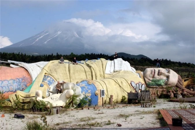 creepy-gullivers-kingdom-derelict-park-japan