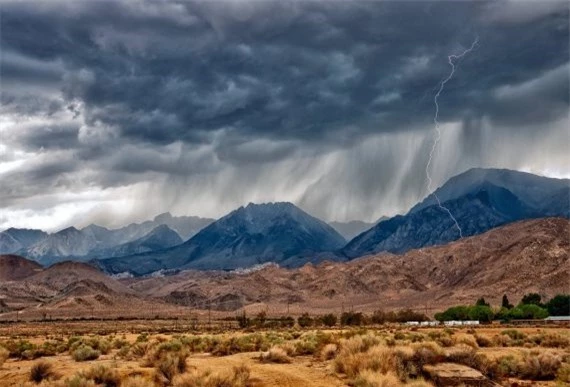 eastern-sierra-nevada-near-bishop-ca-monsoon-mountain-desert-rain-570x387-1469466624680