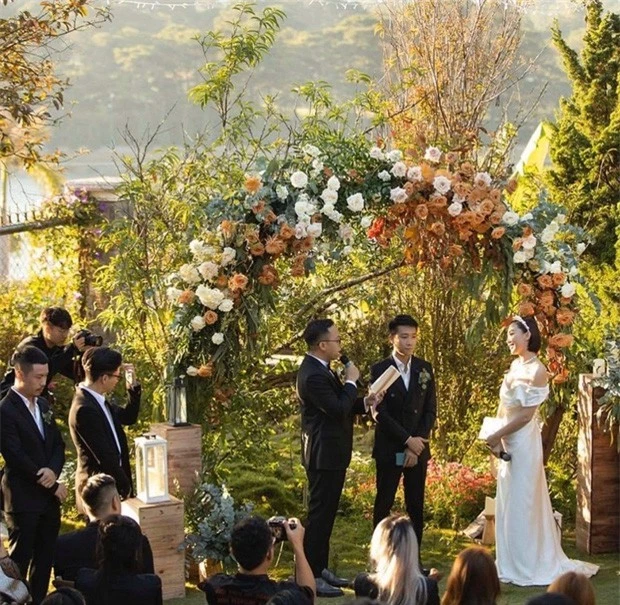 Loạt khoảnh khắc hiếm trong đám cưới Tóc Tiên: Từ lãng mạn, hạnh phúc đến vui vẻ, lầy lội có đủ - Ảnh 2.