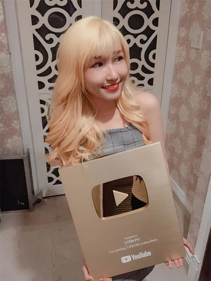 'So kè' khối tài sản khổng lồ của những streamer, hotgirl tuổi Tý: Người sở hữu loạt đồ hiệu đắt đỏ, người tậu 'xế hộp' tiền tỷ và căn hộ cao cấp ở tuổi 22 - Ảnh 18