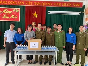 Cục QLTT Quảng Ninh trao tặng hơn 1.000 chai nước rửa tay khô