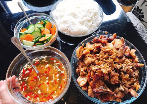 Bí quyết làm bún thịt nướng thơm ngon, tốn ít thời gian