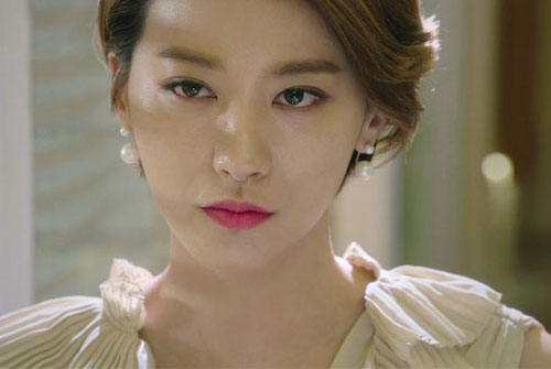 Chứng kiến màn đối thoại gay gắt của 3 bà cháu, tôi kinh ngạc hiểu ra nguyên nhân bao lâu nay mẹ chồng nhất quyết không cầm tiền tôi đưa và còn đòi ăn riêng