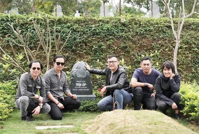 4 năm ngày mất, vợ con và ban nhạc Bức Tường đến viếng mộ cố nhạc sĩ Trần Lập: Người đã ra đi nhưng cái tình còn mãi! - Ảnh 6.