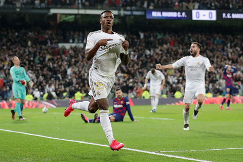 Vinicius và Mariano Diaz thay nhau lập lỷ lục khi 'nổ súng' ở El Clascio