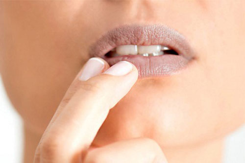 Bỏ ra 5 phút làm thế này, môi thâm xì thâm xịt bẩm sinh cũng đỏ thắm và căng mọng ngay tức khắc